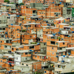 Paraisópolis, na zona sul de São Paulo, uma das maiores favelas da América Latina e a terceira maior do Brasil, sofre com a falta de ventilação adequada visto que as casas estão muito próximas umas das outras. Foto: VAN CAMPOS/ESTADÃO