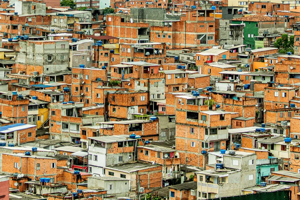 Paraisópolis, na zona sul de São Paulo, uma das maiores favelas da América Latina e a terceira maior do Brasil, sofre com a falta de ventilação adequada visto que as casas estão muito próximas umas das outras. Foto: VAN CAMPOS/ESTADÃO