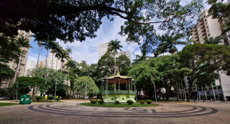 Praça Carlos Gomes arborizada no centro de Campinas, São Paulo